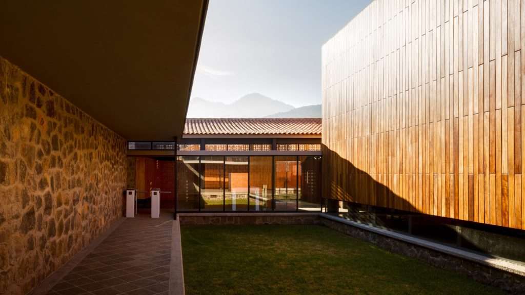 Jardins pièces séparées enveloppées de brique, de pierre et de bois