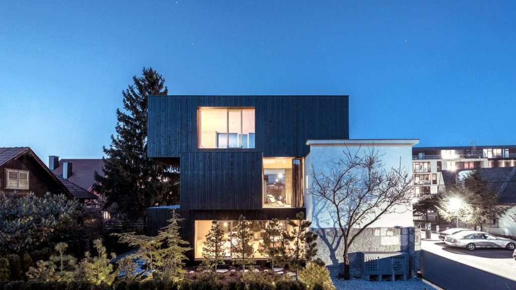 Maison slovène avec un trio de boîtes en bois empilées